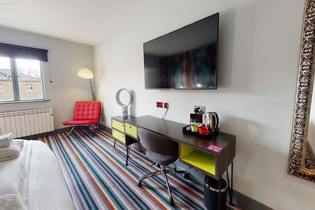 غرفة بسرير كينج وسرير كوين، Village Hotel - Maidstone 5/9
