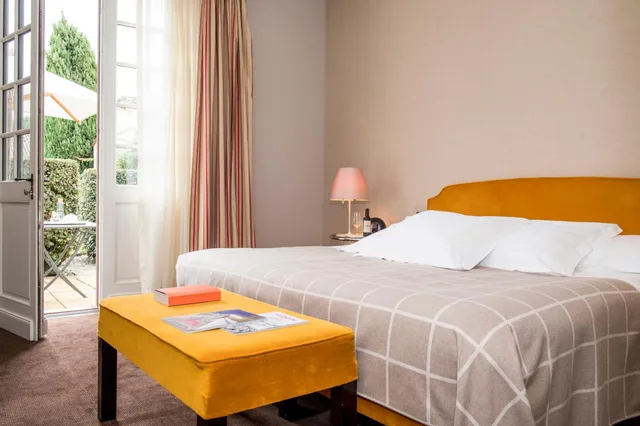 Classic, Double Bed, Chateau Cordeillan Bages 1/3