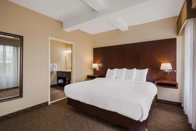 جناح بسرير كينج لذوي الإعاقة، Best Western Syracuse Downtown Hotel Suites 1/3