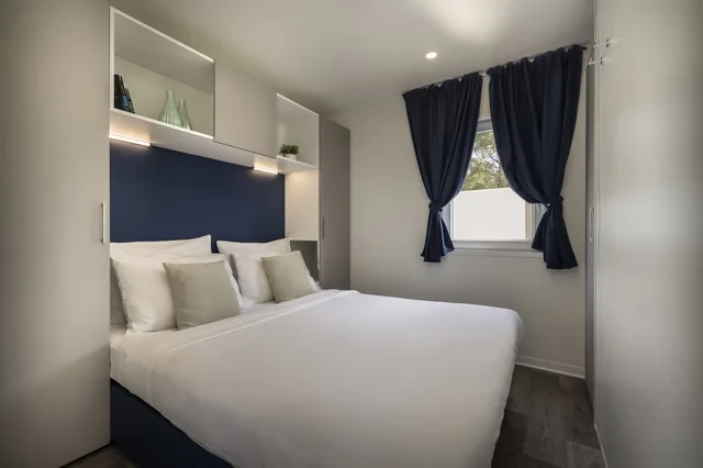 غرفة بريميوم كومفورت بسرير كوين وسريرين منفصلين بشرفة مع أريكة، Mobile Homes Valkanela 2/5