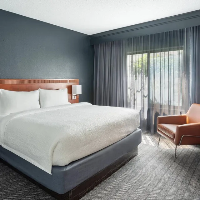 غرفة بسرير كينج بإطلالة على الفناء مع أريكة، Courtyard by Marriott West Palm Beach 1/18