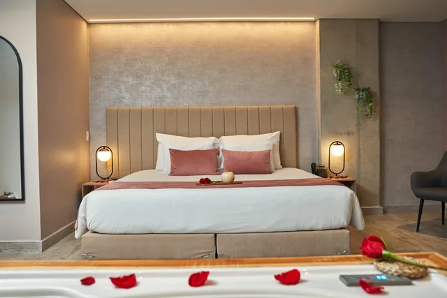 Suite, King Bed, Hot Tub, Eutopiq Hotel 6/10