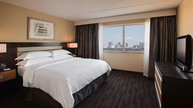 Room, King Bed, Pool Side, Direct Pool Access، Hilton Winnipeg Airport Suites 2/7