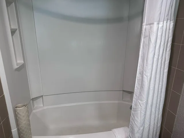 Room, King Bed, Pool Side، Baymont Inn and Suites by Wyndham Farmington, MO 3/3