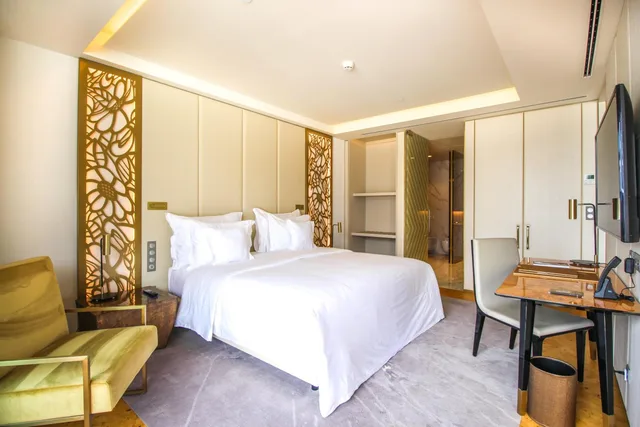 Bay Suite, King Bed, Sofa، Savoy Palace by Savoy Signature 1/1