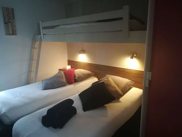 غرفة قياسية بسرير مزدوج وسريرين منفصلين، Kyriad Direct Saintes 1/10