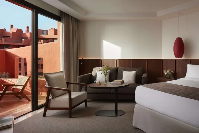 غرفة بريميوم بسرير كينج مع سرير إضافي بإطلالة جزئية على البحر، Tivoli La Caleta Tenerife Resort 1/4
