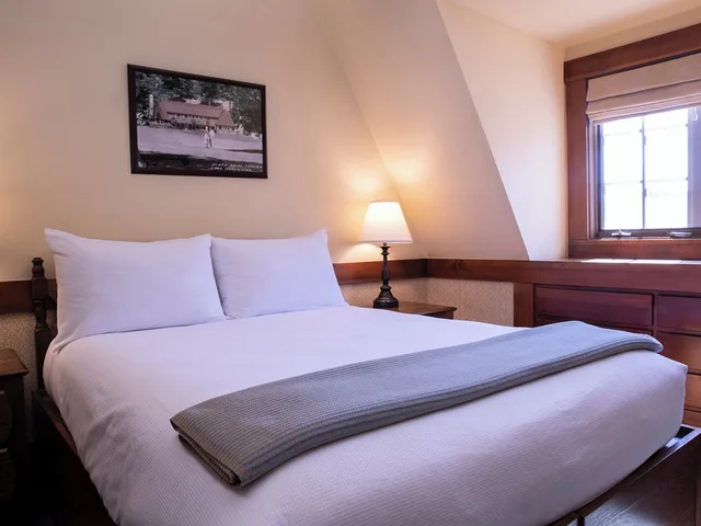 2 Bedrooms, Premium, Chalet, 1 Single and 2 Queen Beds, 2 Bathrooms, Sofa، UCLA Lake Arrowhead Lodge 2/4
