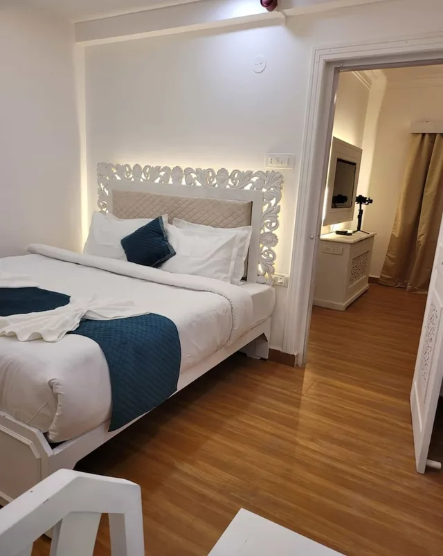 جناح تنفيذي بسريرين منفصلين بمنطقة جلوس، Lillywoods Highland Beach Resort 5/8
