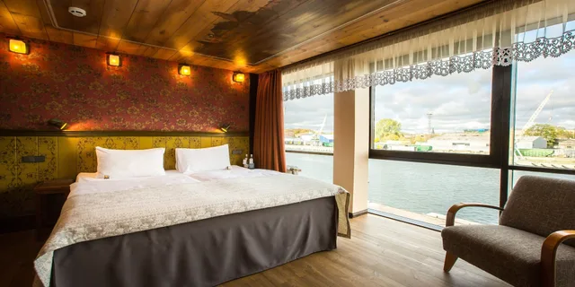 جناح جونيور، Promenade Hotel 6/8
