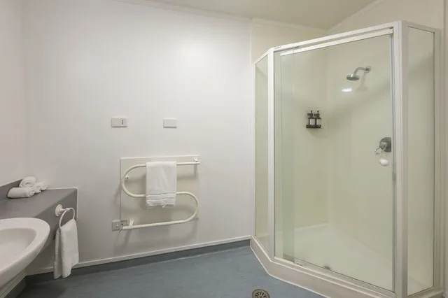 2 Bedrooms, Downstairs, Double and Twin Beds, Fenton Court Motel 6/6
