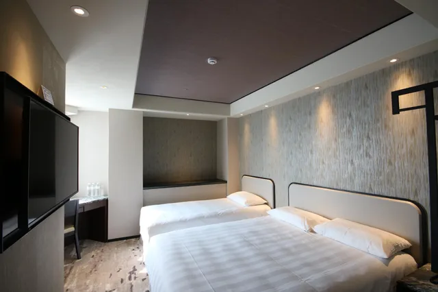 غرفة ثلاثية بسرير مزدوج وسرير فردي بإطلالة على المدينة، Hotel Midtown Richardson Kaohsiung Boai 1/2