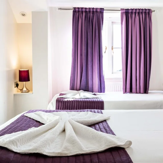 غرفة ثلاثية بسرير فردي، Lancaster Court Hotel 1/10