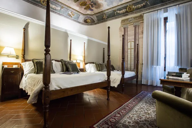 جناح جونيور، Hotel Burchianti 8/10