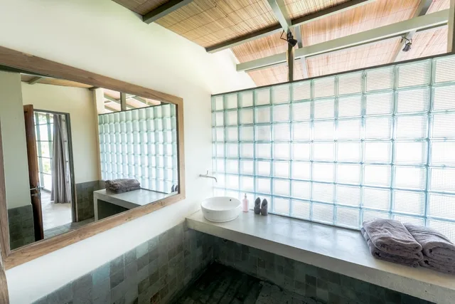 غرفة بسرير مزدوج وسرير بطابقين، Sumberkima Hill Private Villa Retreat 2/3