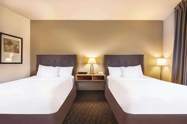 Standard, 2 Queen Beds, Lagoon View، Gaia Hotel Spa Redding Ascend Hotel Collection 2/10