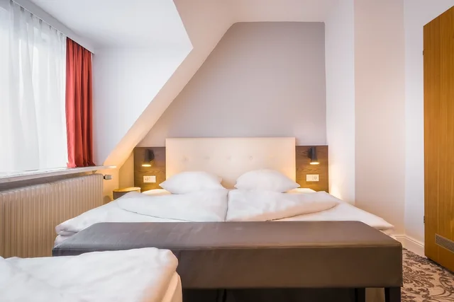 Family, 1 Double and 3 Single Beds، Signature Hotel Astoria Hamburg 1/2