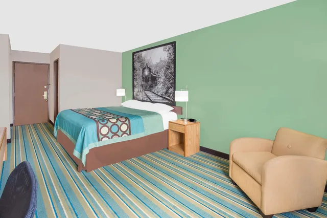 Room, King Bed, Super 8 By Wyndham Beaver Dam 2/4