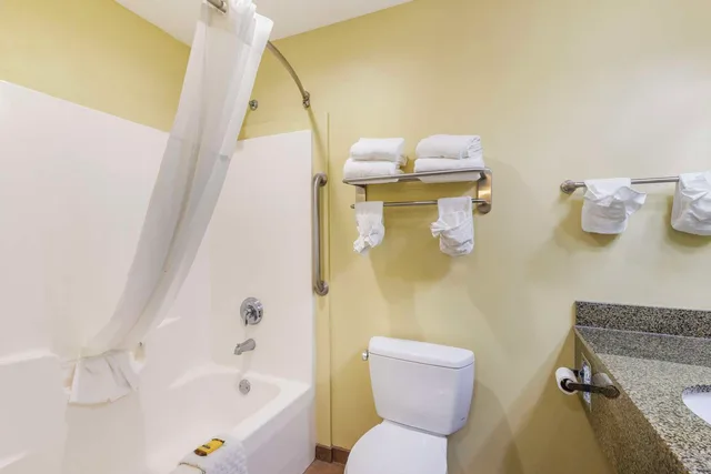 جناح كبير بسرير كينج، Best Western Plus Brunswick Inn & Suites 3/3