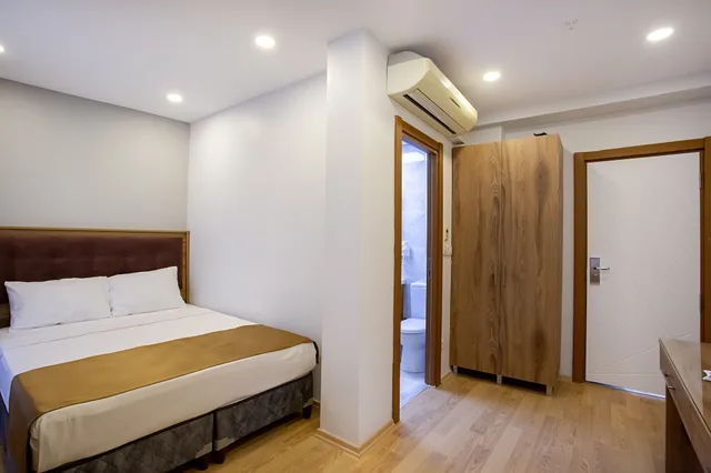 غرفة سوبيريور بسرير كوين بإطلالة على البحر بشرفة، West Palace Hotel 4/9