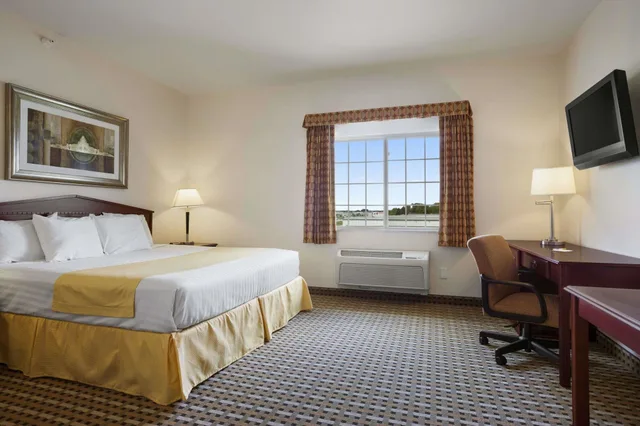 جناح بسرير كينج مع أريكة، Days Inn & Suites by Wyndham Columbus NE 1/10