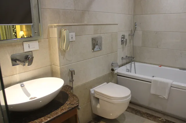 غرفة بريميوم بسرير كينج، Ramada by Wyndham Varanasi Katesar 5/6