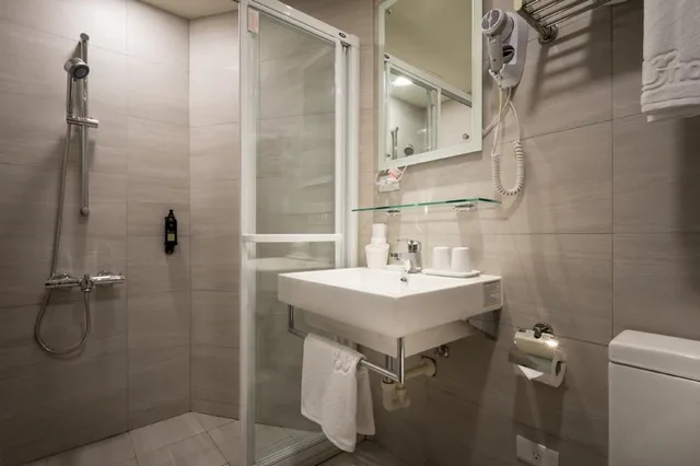 غرفة قياسية ثلاثية بسرير مزدوج وسرير فردي، Urhome Hotel 6/6