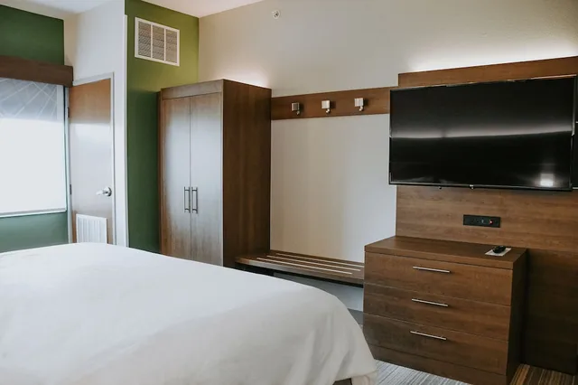 Standard, Double Bed, Holiday Inn Express and Suites Lincoln South 1/8