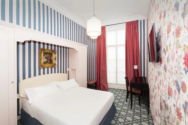 غرفة قياسية بسرير مزدوج بحوض استحمام، Hotel Saint Germain 1/10
