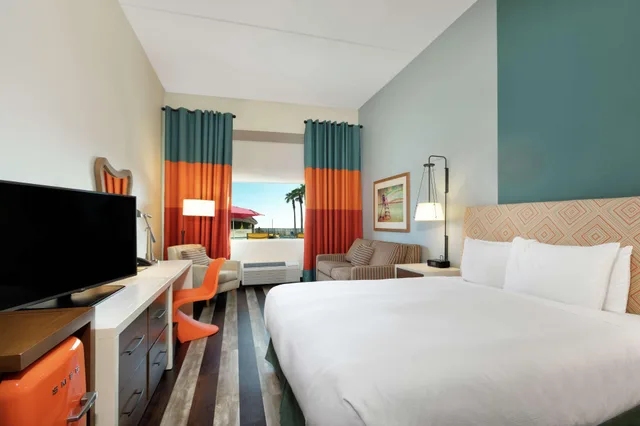 غرفة بسرير كينج بإطلالة على المسبح لذوي الإعاقة، Doubletree By Hilton Hotel Galveston Beach 1/3