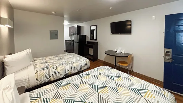2 Full Beds - Smoking, Kitchen، Motel6 Greenville, SC 7/7