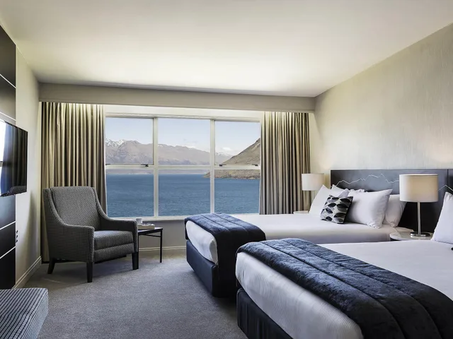 Superior, Queen Bed, Lake View, Movenpick Queenstown 2/8