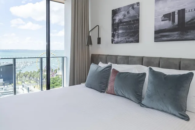 شقة بسرير كينج وسريرين منفصلين بإطلالة على البحر بغرفتي نوم، Oaks R Suites Geelong 5/7
