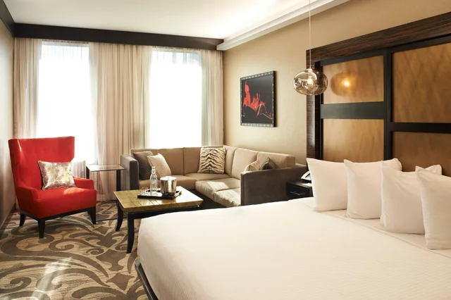 Suite, King Bed, City View, Sofa, Metropolitan At the 9 Autograph Collection 3/4