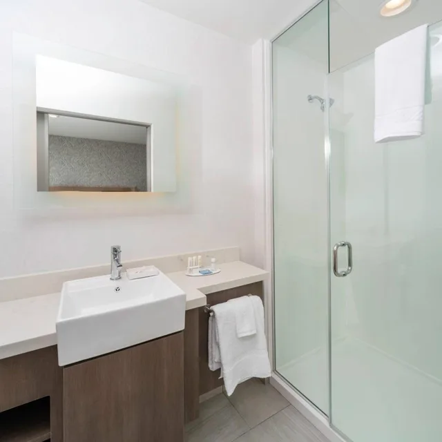 جناح بسرير كينج مع سرير سحّاب إضافي مع أريكة لذوي الإعاقة، SpringHill Suites by Marriott Island Park Yellowstone 5/5