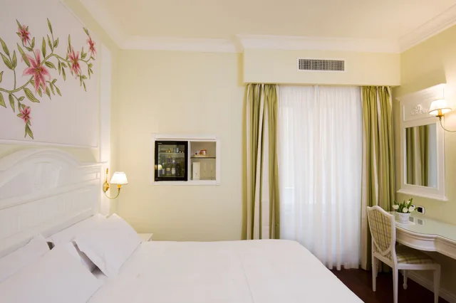 Classic, Double Bed, Palazzo Alabardieri 2/10