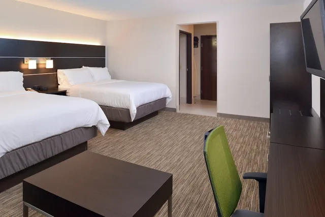 Suite, Multiple Beds، Holiday Inn Express Wixom 3/7
