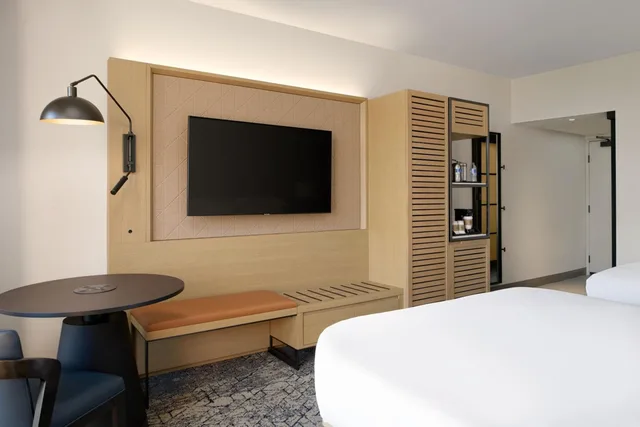 Guest Room, 2 Queen Beds, Club Floor, High Floor، Sheraton Park Hotel at the Anaheim Resort 8/10