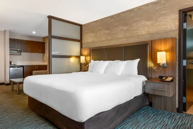 Upgrade, Suite, King Bed، Comfort Inn & Suites Calgary Airport North 2/4
