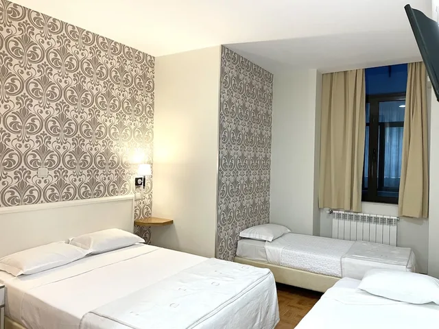 Family, Double and Twin Beds, Universal Hotel 1/4