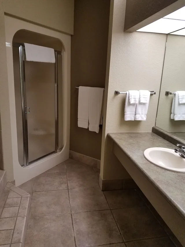 Executive, Suite, King Bed, Jetted Tub, Apple Tree Inn and Suites 8/10