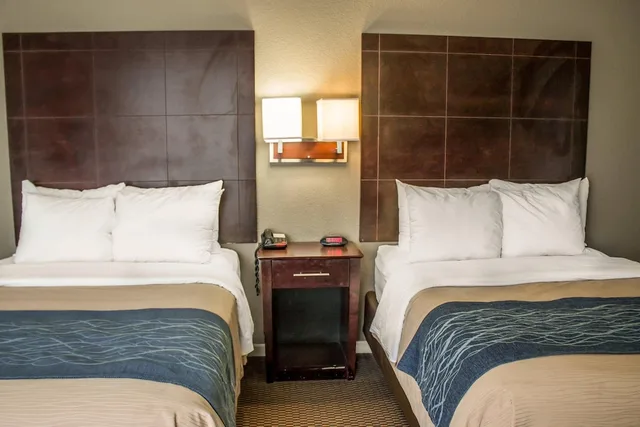 غرفة قياسية بثلاثة أسرّة، Comfort Inn Sandusky 1/10