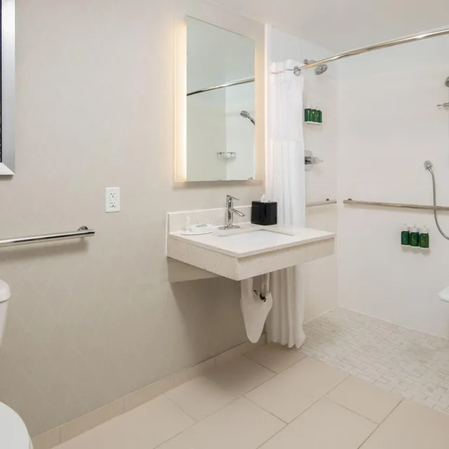جناح بسريرين كوين مع سرير سحّاب إضافي مع أريكة بحوض استحمام لذوي الإعاقة، Springhill Suites Seattle Downtown South Lake Union 2/3