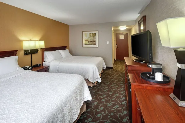 غرفة قياسية بسريرين كوين، Hampton Inn & Suites By Hilton Toronto Airport 2/3