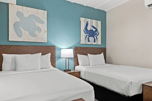 1 Bedroom, Suite, 3 Double Beds, Beach Front، Sandpiper Beacon Beach Resort 1/4