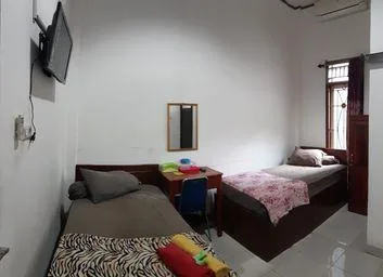 Standard, Double Bed, Butler، Losmen Ibu Hj. Tarjo 1/1