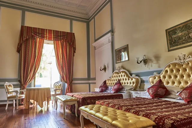 جناح جونيور بسريرين كينج، Villa Royal 2/3