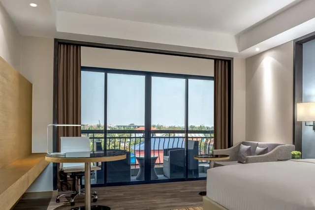غرفة تنفيذية بسرير كينج بشرفة، COURTYARD BY MARRIOTT SIEM REAP RESORT 8/10