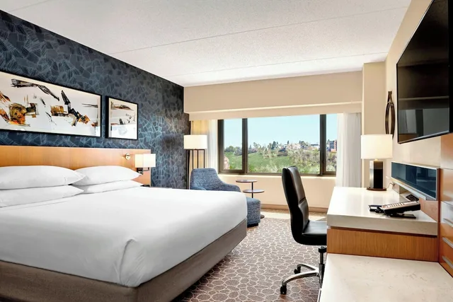 غرفة بريميوم بسرير كينج بإطلالة على النهر، Delta Calgary Downtown 1/4