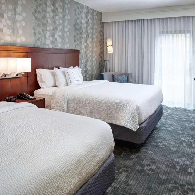 غرفة بسريرين كوين بحوض استحمام لذوي الإعاقة، AmericInn by Wyndham Brookfield 1/6